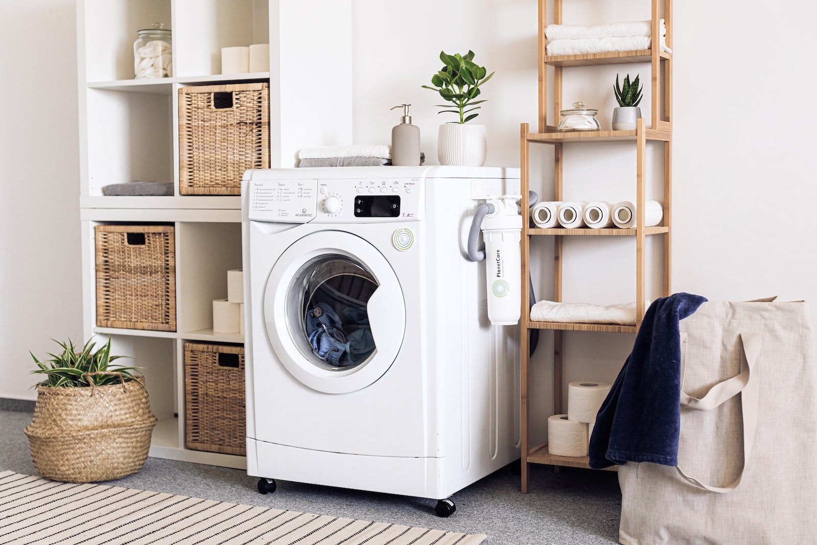 Washing machine, shelves and flowers