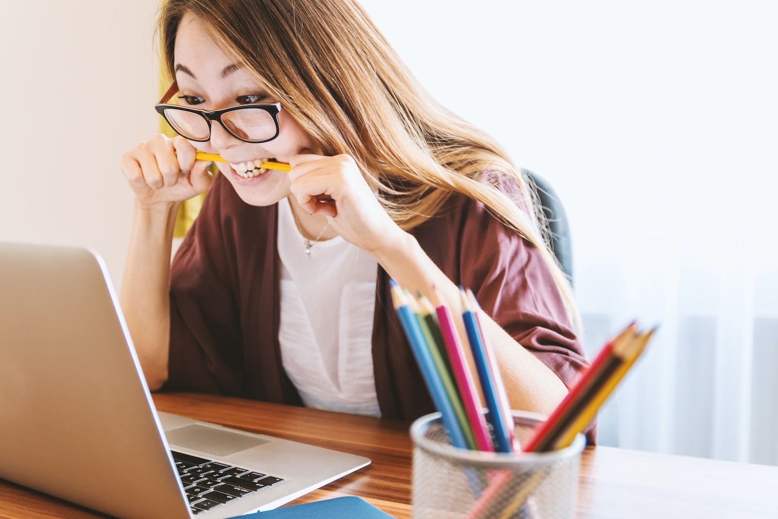 Confused girl in front of a laptop