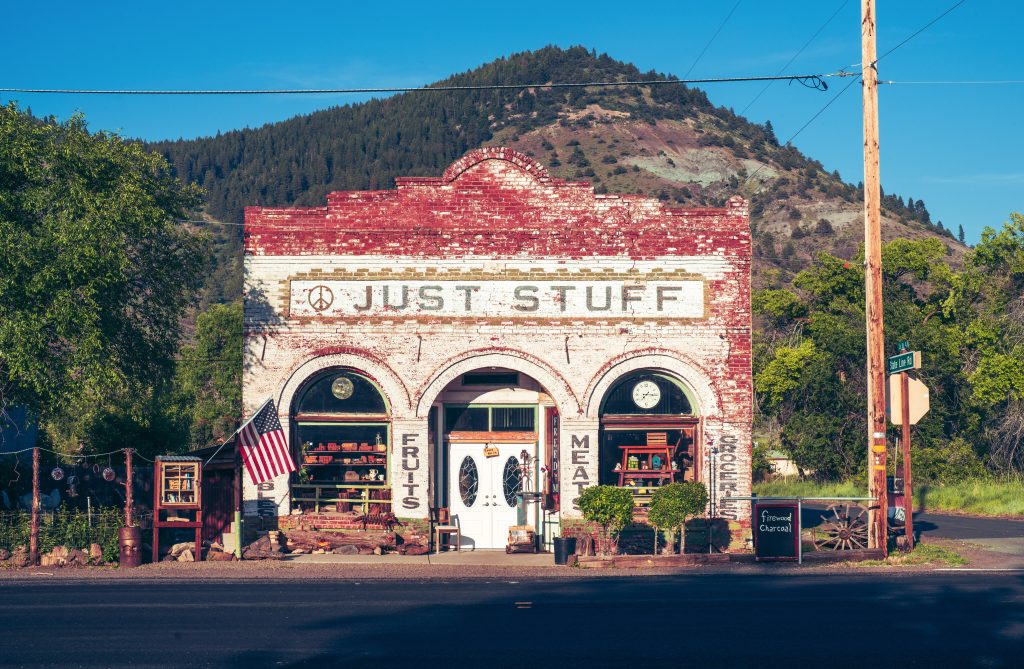 Haus in der Pampa, auf dem steht "Just Stuff"