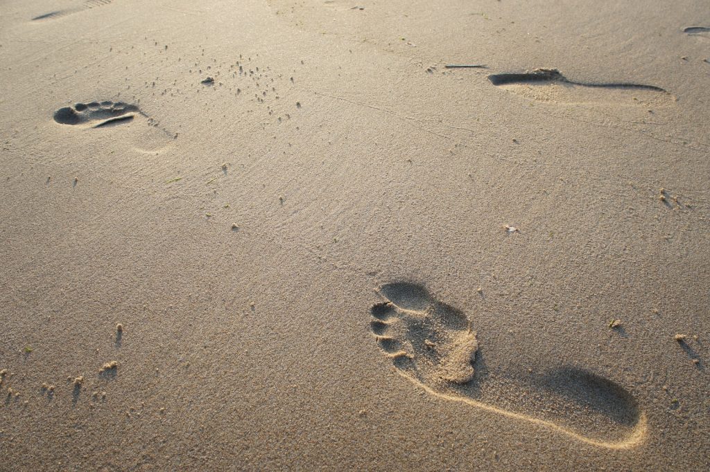 Fußabdrücke im Sand