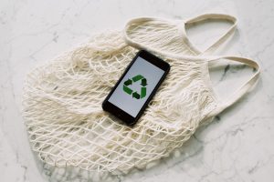 Wiederverwendbare Einkaufstasche mit Reduce-Reuse-Recycle Logo darauf