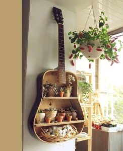 upcycling idee #2: Wandregal aus alter Gitarre