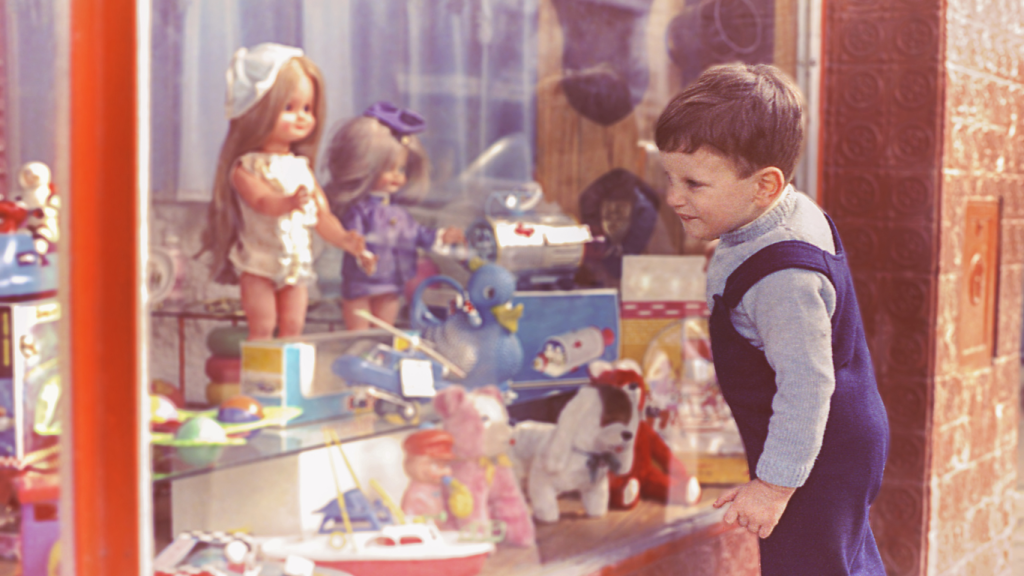 Junge vor Spielzeug-Schaufenster in nostalgischem Stil