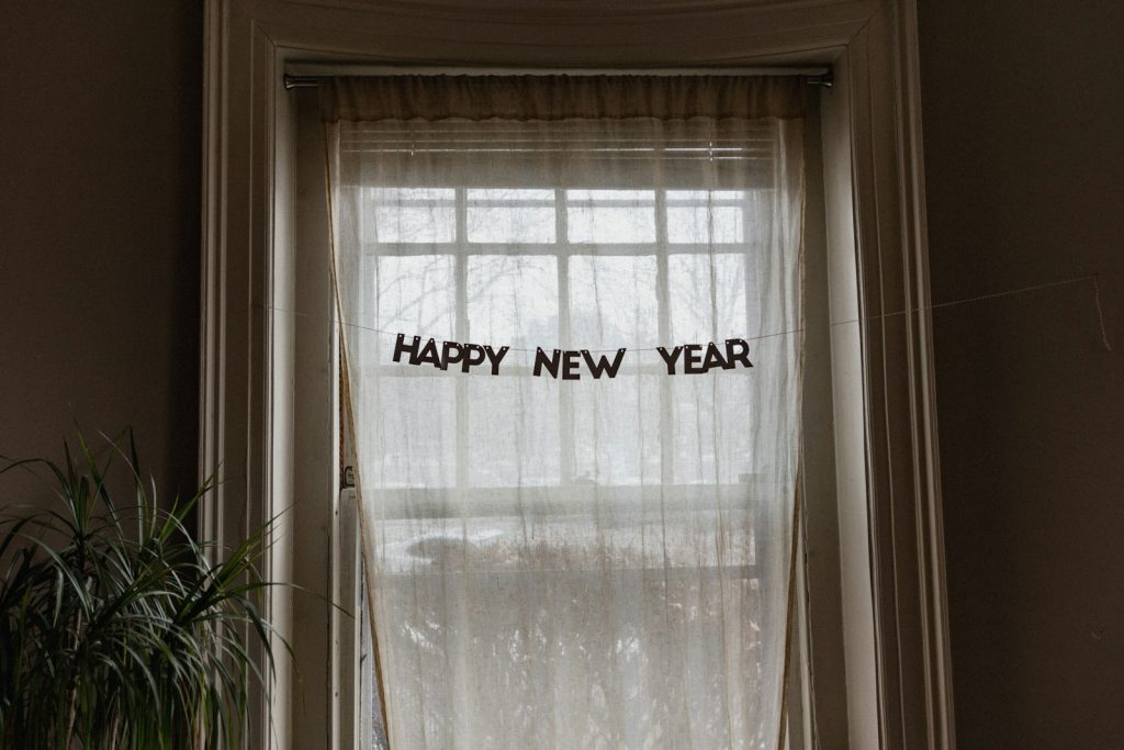 Happy new year Girlande im Fensterrahmen