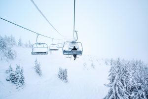 Person im Skilift in einer verschneiten Landschaft