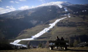 Weiße Skipiste in braunem Berghang