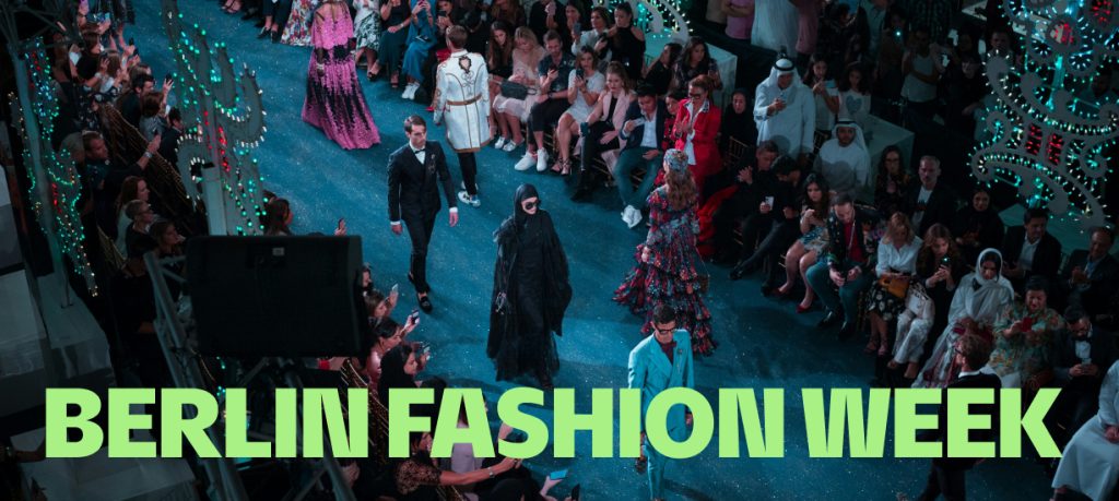 Laufsteg mit Schriftzug "Berlin Fashion Week"