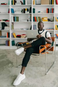 Mann arbeitet an seinem Laptop