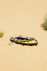 Schlauchboot in der Wüste
