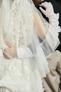 Hochzeitspaar hält einander im Arm
