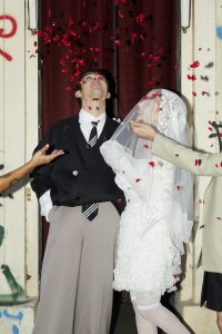 Hochzeitspaar unter Rosenregen