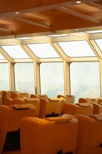 Tourismusboot innen mit vielen gelben, leeren Sitzen