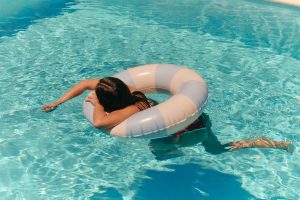 Frau die im Pool schwimmt