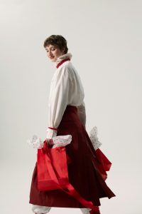 Frau mit vollen Einkaufstaschen