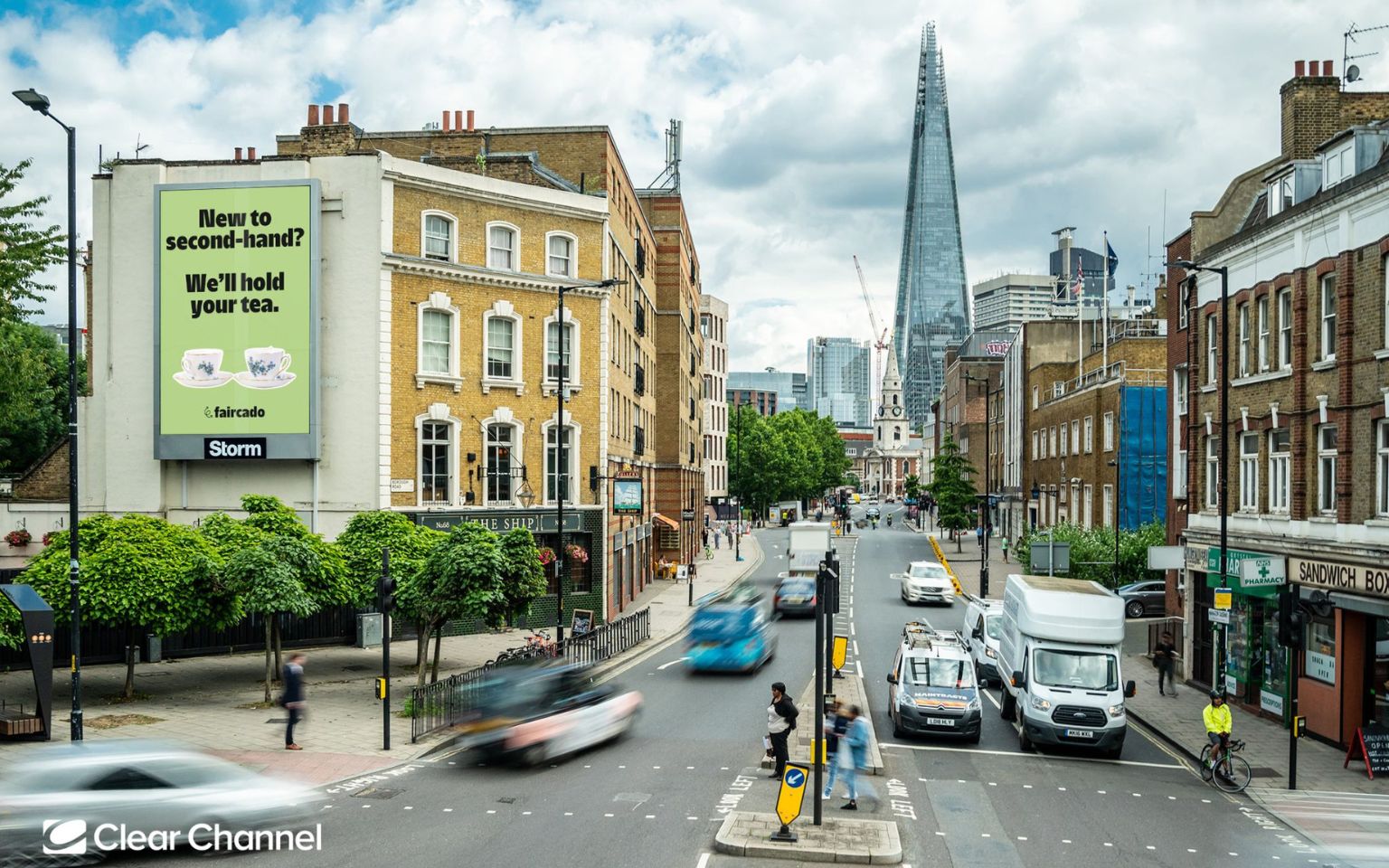 faircado plakat an einer kreuzung in london, großbritannien