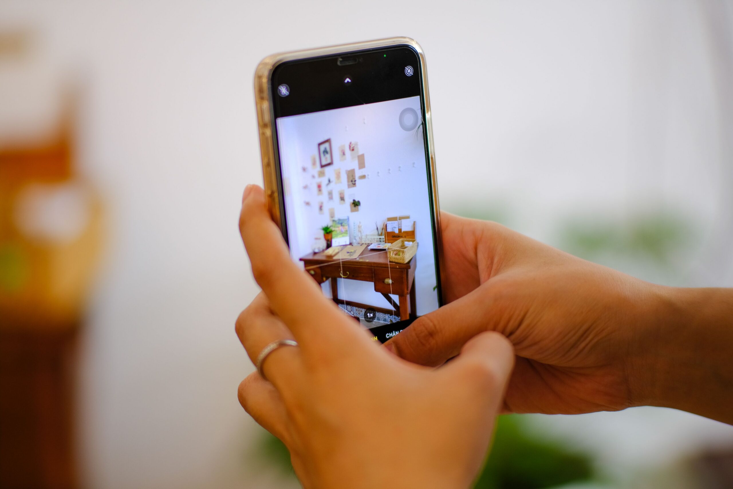 Person, die mit Smartphone ein Foto macht